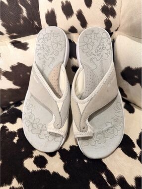 Columbia Women's Sandals Size 6 Beige Comfortable Outdoor Flip Flops